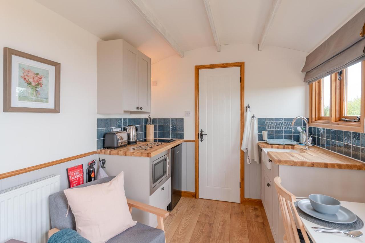 Outbak Shepherds Hut Cheltenham Exteriör bild