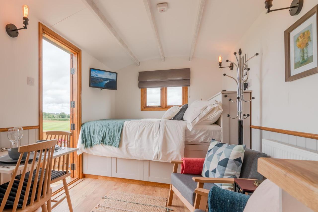 Outbak Shepherds Hut Cheltenham Exteriör bild