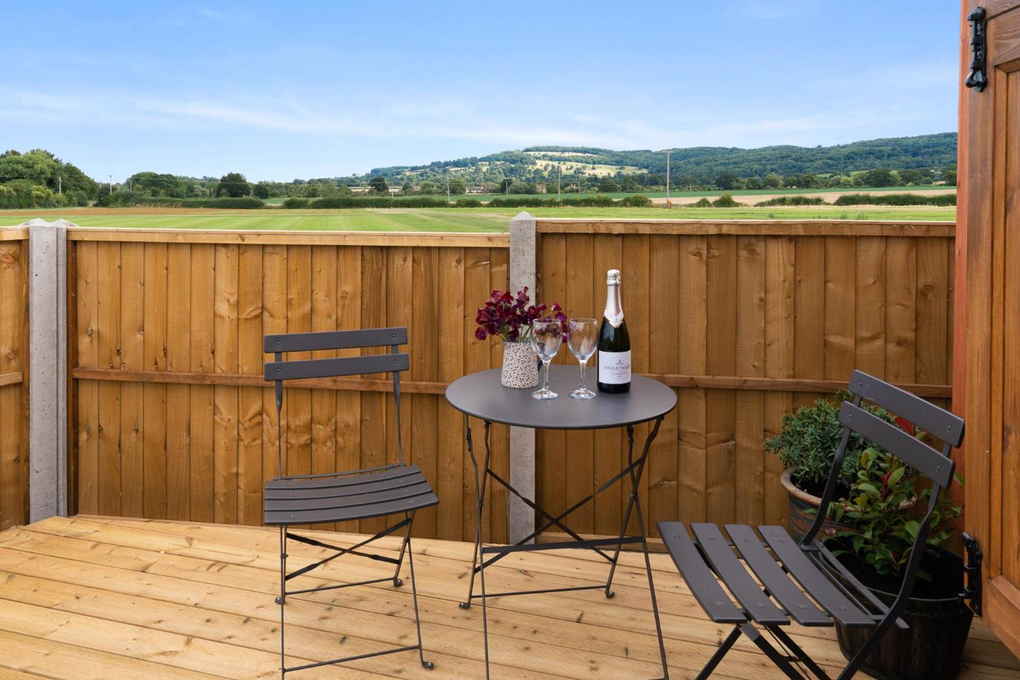 Outbak Shepherds Hut Cheltenham Exteriör bild